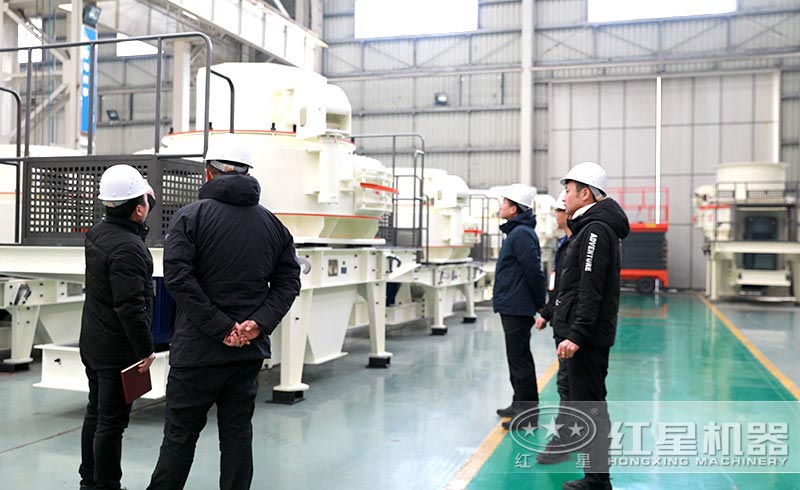 用戶來(lái)廠考察制砂機(jī) 用戶來(lái)廠考察制砂機(jī)