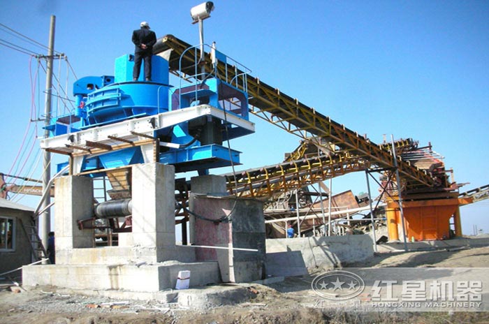 青石打沙機(jī)工作現(xiàn)場(chǎng) 青石打沙機(jī)工作現(xiàn)場(chǎng)