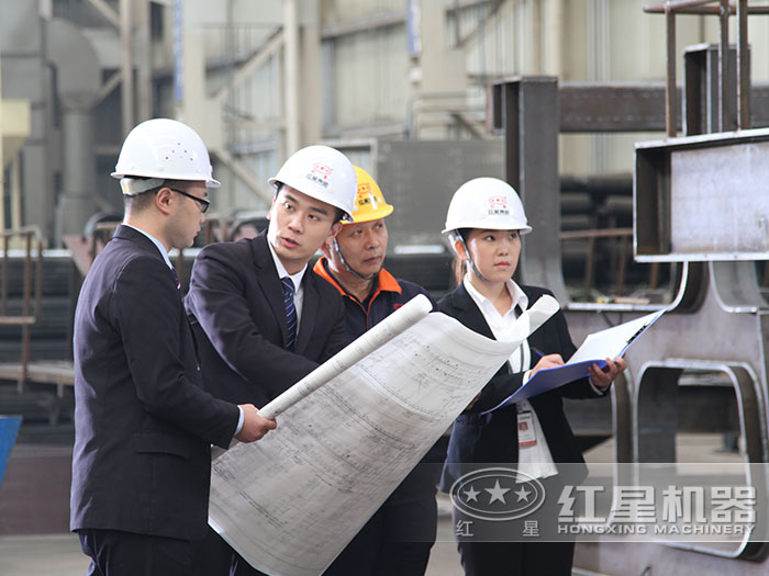 客戶拿著設(shè)計好的圖紙在與實物對比 客戶拿著設(shè)計好的圖紙在與實物對比