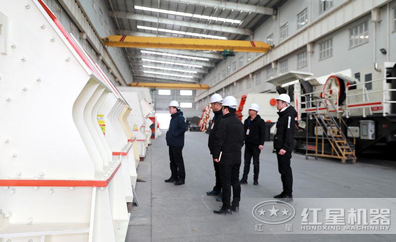 客戶到廠考察各種砂石設(shè)備 客戶到廠考察各種砂石設(shè)備