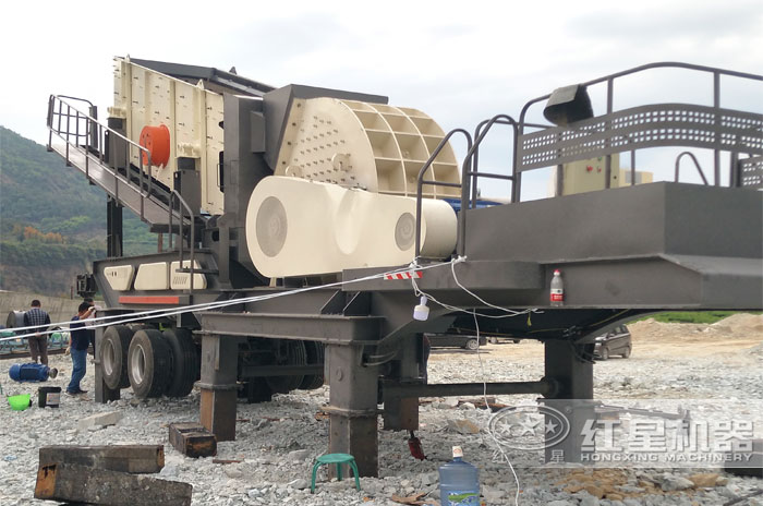 重錘式移動破碎機(jī)現(xiàn)場 重錘式移動破碎機(jī)現(xiàn)場