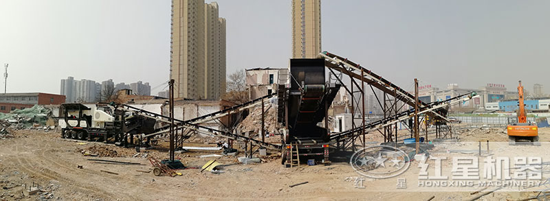 建筑垃圾粉碎機(jī)正在工地現(xiàn)場(chǎng)處理廢料 建筑垃圾粉碎機(jī)正在工地現(xiàn)場(chǎng)處理廢料