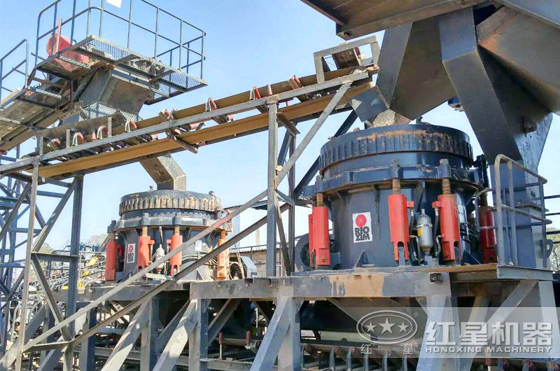 圓錐破碎機(jī)工作現(xiàn)場(chǎng) 圓錐破碎機(jī)工作現(xiàn)場(chǎng)