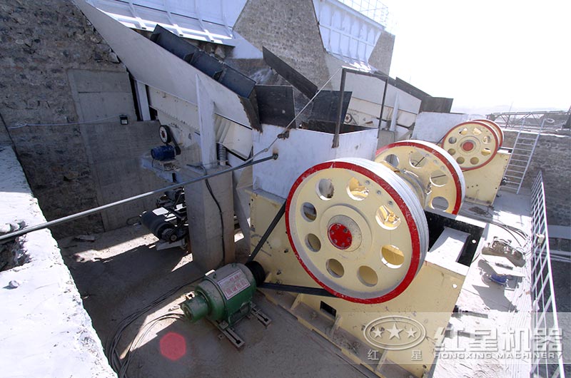 顎式破碎機(jī)工作現(xiàn)場(chǎng) 顎式破碎機(jī)工作現(xiàn)場(chǎng)