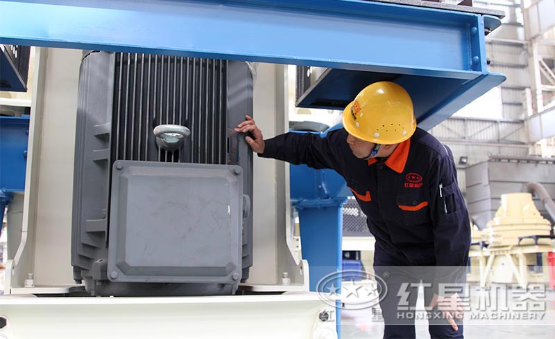 車間師傅在進行設備的日常檢查維護工作中 車間師傅在進行設備的日常檢查維護工作中