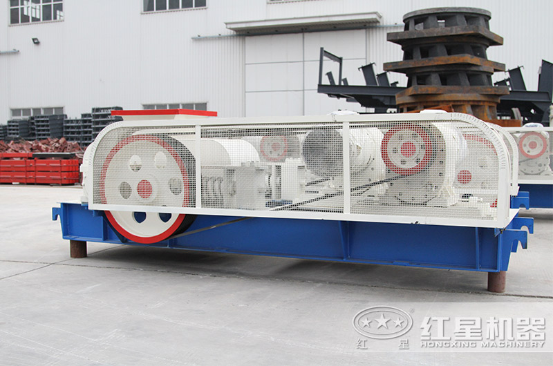 小型對輥式卵石破碎機(jī)廠區(qū)展示一角 小型對輥式卵石破碎機(jī)廠區(qū)展示一角