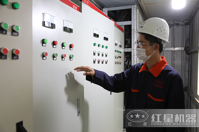 技術(shù)工人在生產(chǎn)現(xiàn)場(chǎng)檢查供電系統(tǒng)中 技術(shù)工人在生產(chǎn)現(xiàn)場(chǎng)檢查供電系統(tǒng)中