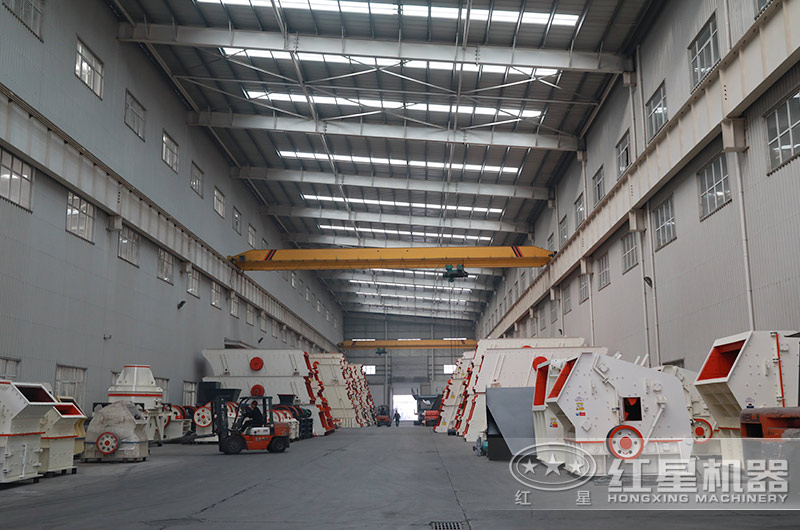 紅星大型生產(chǎn)車間，破碎機(jī)款式多樣等你來選