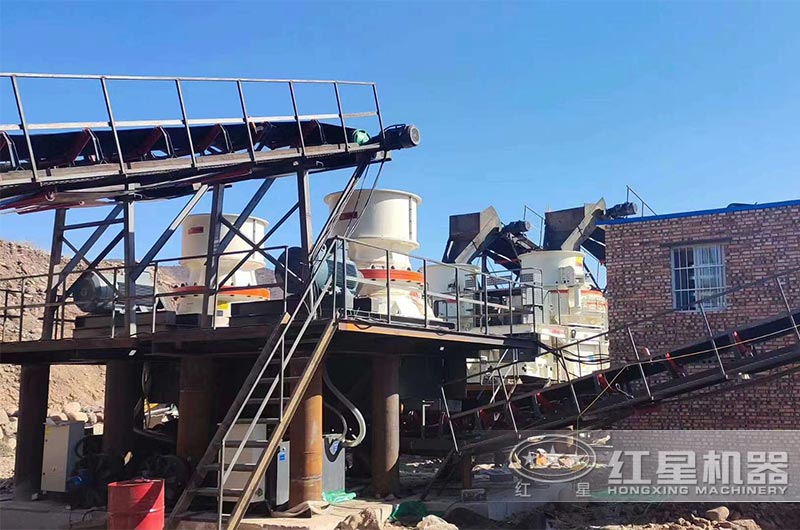 大型圓錐破碎機(jī)現(xiàn)場(chǎng) 大型圓錐破碎機(jī)現(xiàn)場(chǎng)