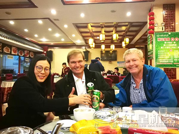 紅星工作人員與客戶合影 紅星工作人員與客戶合影