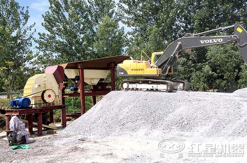 錘式破碎機(jī)現(xiàn)場(chǎng)實(shí)拍 錘式破碎機(jī)現(xiàn)場(chǎng)實(shí)拍