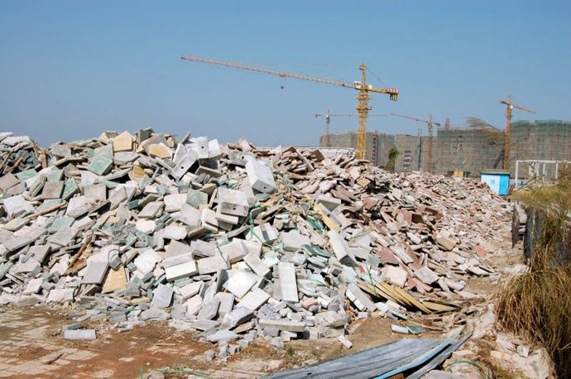 拆遷房子的廢料不要亂扔！試試用移動(dòng)破碎機(jī)資源再利用