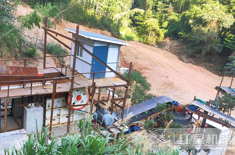 顎式破碎機(jī)生產(chǎn)現(xiàn)場(chǎng)實(shí)拍 顎式破碎機(jī)生產(chǎn)現(xiàn)場(chǎng)實(shí)拍