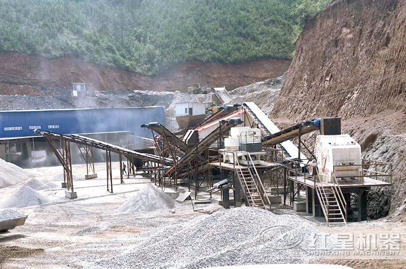 制砂機生產(chǎn)線現(xiàn)場，破碎軟料