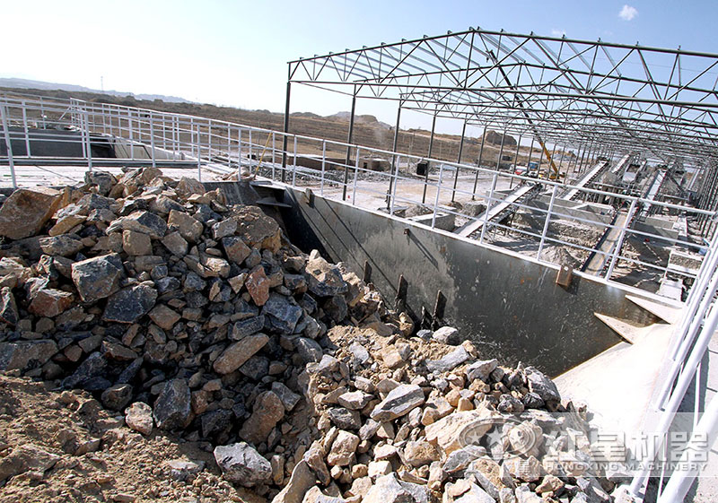 大塊石頭破碎現場