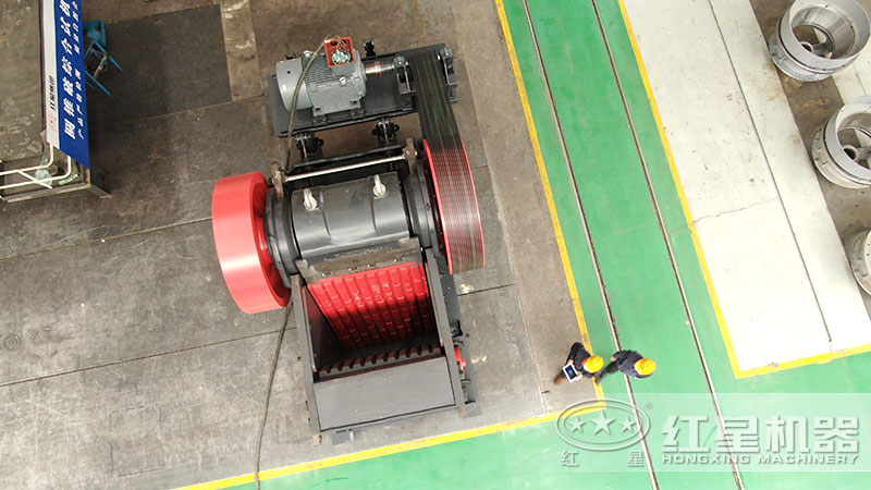 顎式破碎機(jī)進(jìn)料口大且深，車間實(shí)拍