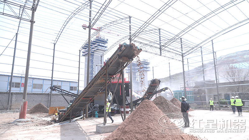 移動(dòng)石子制砂機(jī)拉到現(xiàn)場就地作業(yè)，整機(jī)一體化