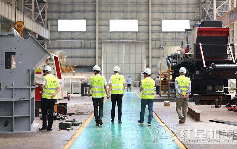 紅星機(jī)器粉石頭沙的粉碎機(jī)車間現(xiàn)貨，客戶考察